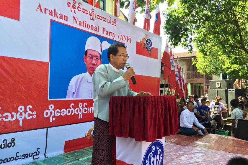 ၂၀၁၅အတွင်းက ပါတီစည်းရုံးရေးခရီးစဉ်တစ်ခုအတွင်း ဒေါက်တာအေးမောင် ဟောပြောနေစဉ်။